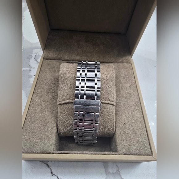 Burberry watch - Picture 2 of 13